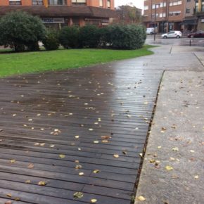 Ciudadanos solicita la retirada, por peligrosidad, de unas tablas de madera en el Parque de la Urbanización San Félix en Lugones