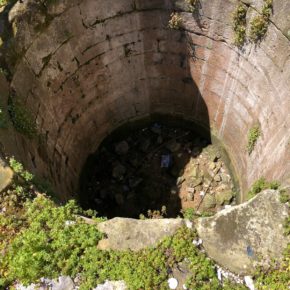 Ciudadanos denuncia el estado de abandono del pozo de la Barquera