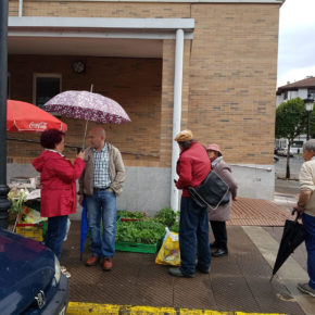 Ciudadanos Parres alerta de la agonía del  mercado semanal de Arriondas