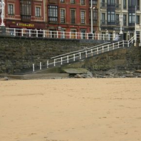 Ciudadanos exige soluciones para la falta de arena en la playa de San Lorenzo